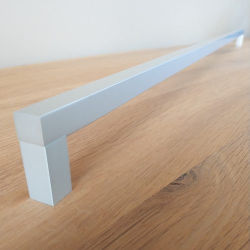 Fém bútorfogantyú, matt króm színű, 672 mm furattávval