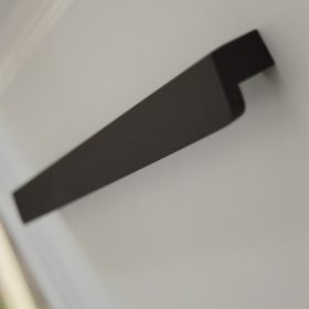 Möbelgriff aus Metall, Farbe Schwarz matt, Bohrung 390 mm