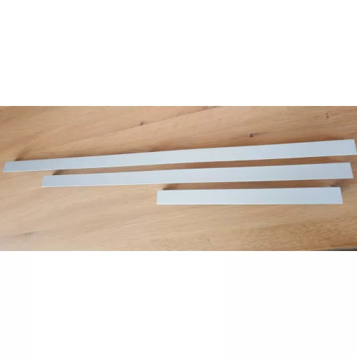 Fém bútorfogantyú, matt króm színű, 704 mm furattávval
