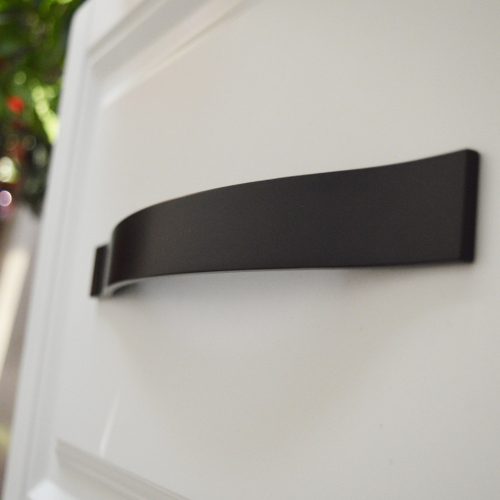 KOLO Fém bútorfogantyú, matt fekete  színű, 192  mm furattávval