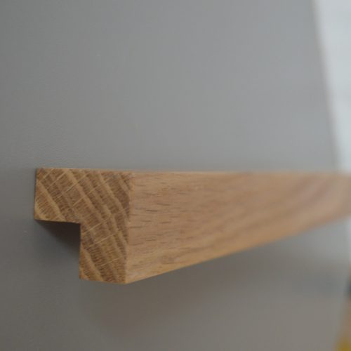 Möbelgriff aus Holz, Eiche lackiert, Bohrung 320 mm