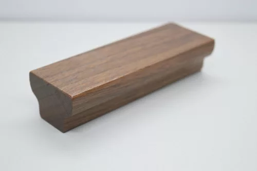 Massivholz-Möbelgriff, Nussbaum lackiert 100 mm Länge