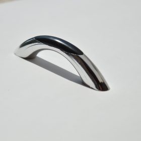   10 db Műanyag bútorfogantyú, ezüst - fekete színű, 64 mm furattávval