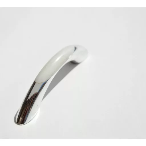 10 db Műanyag bútorfogantyú, ezüst - fehér színű, 64 mm furattávval