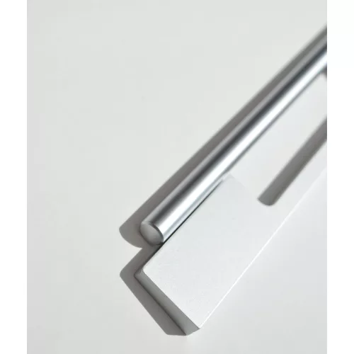 Möbelgriff aus Metall in der Farbkombination Aluminium matt und Chrom satiniert