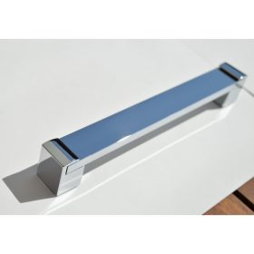 Möbelgriff aus Metall in glänzendem Chrom