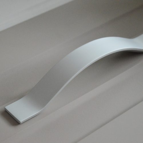 Metall-Möbelgriff, matt verchromt, mit 128 mm Lochabstand