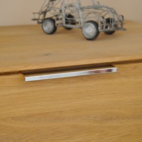   Fém bútorfogantyú, élre szerelhető, fényes króm, 96 mm furattávolság