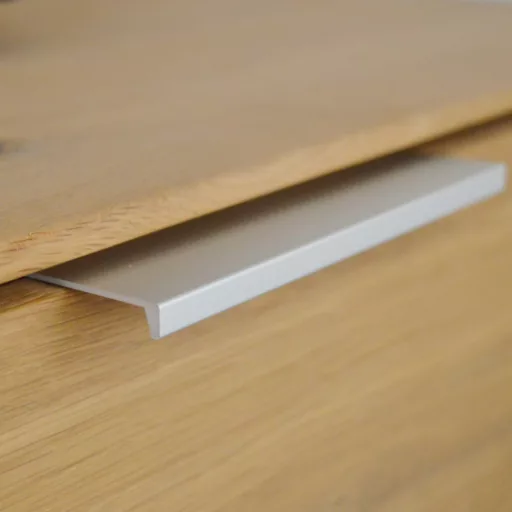 Fém bútorfogantyú, alumínium színű, 96 mm furattávval