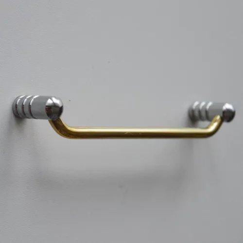 UD014  Möbelgriff aus Metall, Gold und Chrom
