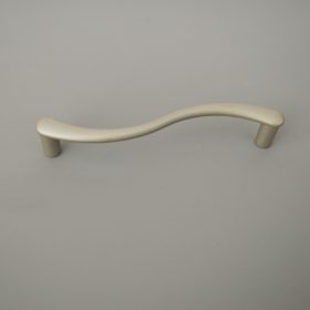 Fém bútorfogantyú, matt színű, 96 mm furattávval