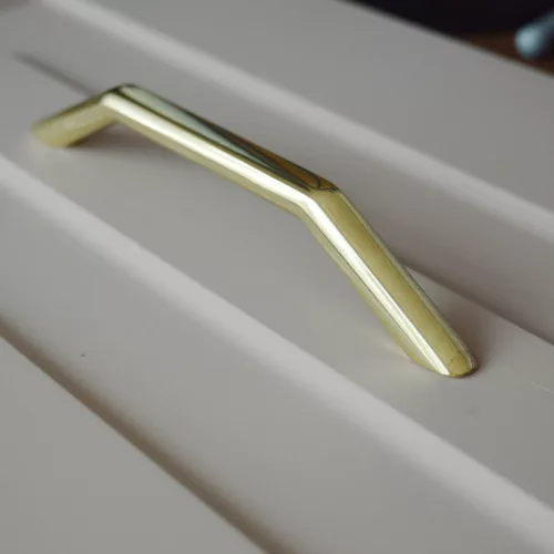 UN78 – Möbelgriff mit 128 mm Bohrung, goldfarben