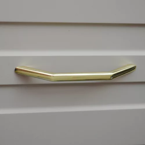 UN78 – Möbelgriff mit 128 mm Bohrung, goldfarben