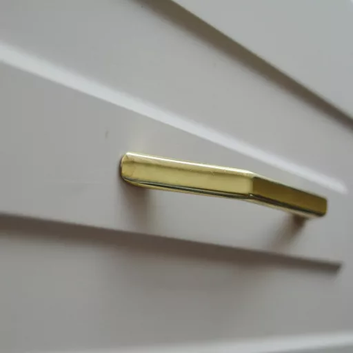 UN78 – Möbelgriff mit 96 mm Bohrung, goldfarben