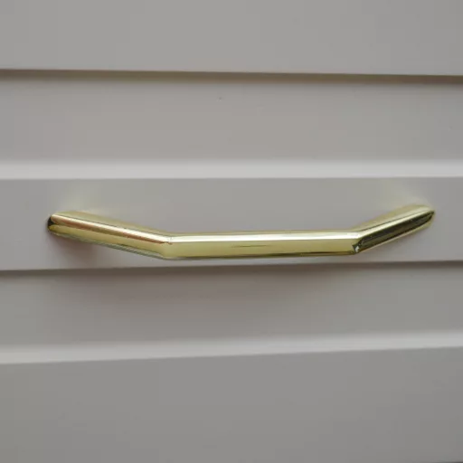 UN78 – Möbelgriff mit 96 mm Bohrung, goldfarben