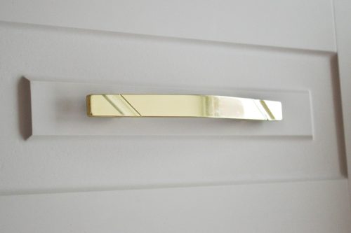 II. Osztályú Fém bútorfogantyú, matt arany színű, 128 mm furattávval