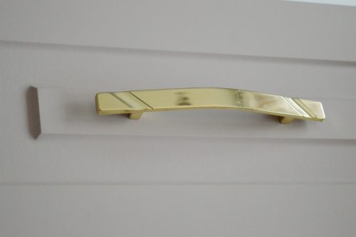 II. Osztályú Fém bútorfogantyú, matt arany színű, 128 mm furattávval