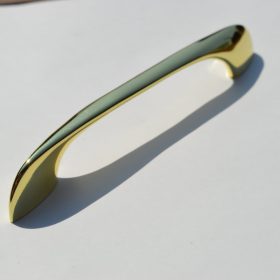 Un92 Ívelt formájú, arany színű bútorfogantyú