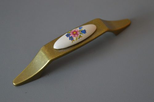 Porzellan - Möbelgriff aus Metall mit elfenbeinfarbenem Porzellan - vergoldetes Ende, farbiges Blumenmotiv, 96 mm Bohrung