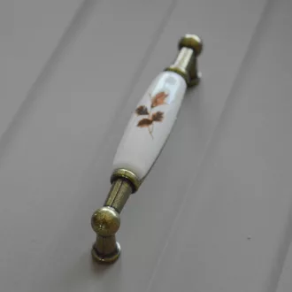   Porcelán-fém bútorfogantyú, antik bronz-barna virággal, 96 mm furattávval