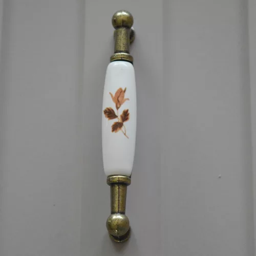 Porcelán-fém bútorfogantyú, antik bronz-barna virággal, 96 mm furattávval