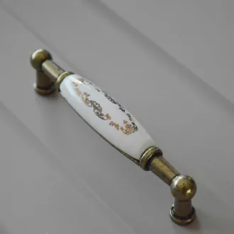  Porcelán-fém bútorfogantyú, antik bronz- arany mintával  96 mm furattávval