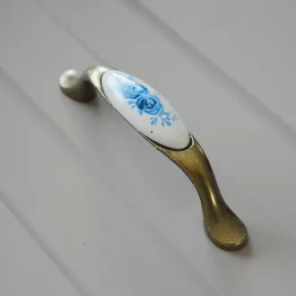   Porcelán-fém bútorfogantyú, bronz - kék virág motívummal, 96 mm furattávval