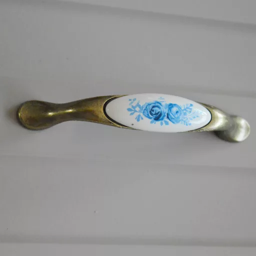 Porcelán-fém bútorfogantyú, bronz - kék virág motívummal, 96 mm furattávval