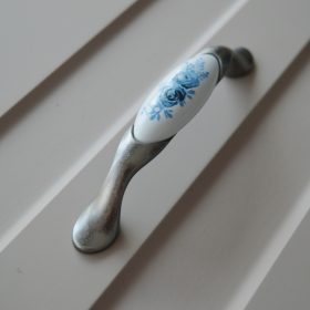   Porzellan-Metall-Möbelgriff, antikes Silber-blue Blumenmotiv, Bohrung 96 mm