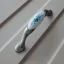 Porcelán-fém bútorfogantyú, antik ezüst - kék virág motívummal, 96 mm furattávval