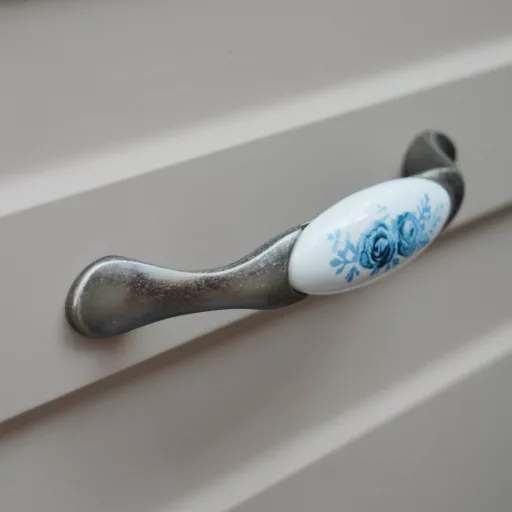Porcelán-fém bútorfogantyú, antik ezüst - kék virág motívummal, 96 mm furattávval