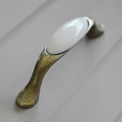 Porcelán-fém bútorfogantyú, bronz - tört fehér porcelán résszel, 96 mm furattávval