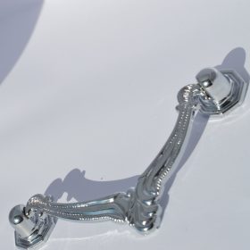   Fém bútorfogantyú, fényes króm színű, 96 mm furattávval