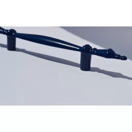Blau gefärbter Möbelgriff aus Metall