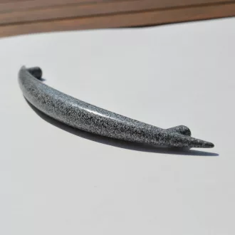   Möbelgriff aus Metall in einer mittelgrauen, gestreuten Farbe