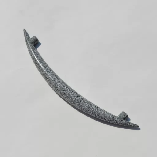 Möbelgriff aus Metall in einer mittelgrauen, gestreuten Farbe