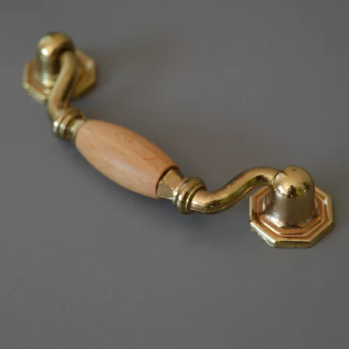 Möbelgriff in der Farbe Buche-gold, Material Metall-Holz