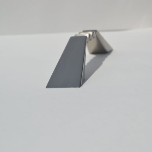 Elox Möbelgriff aus nickelfarbigem Metall