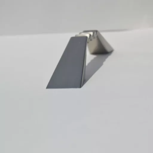 Elox Möbelgriff aus nickelfarbigem Metall