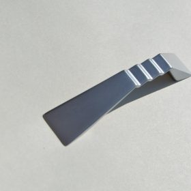   Fém bútorfogantyú, selyemfényű króm színű, 128 mm furattávval