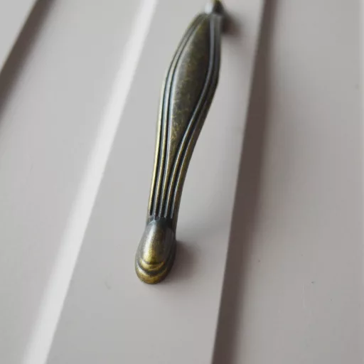 Fém bútorfogantyú, antik bronz színű, 96 mm furattávval