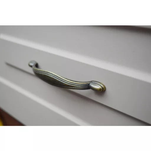 Fém bútorfogantyú, antik bronz színű, 96 mm furattávval