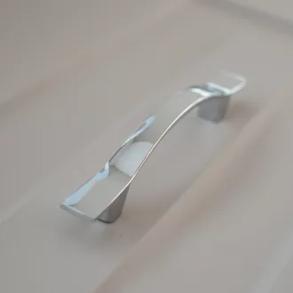 Möbelgriff aus Metall, Farbe Chrom , Bohrung 96 mm 
