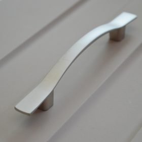   Fém bútorfogantyú, szatén nikkel színű, 96 mm furattávval