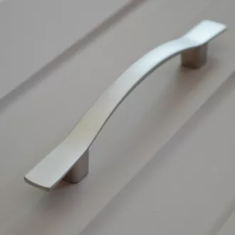   Möbelgriff aus Metall, Farbe Nickel satiniert, Bohrung 96 mm 