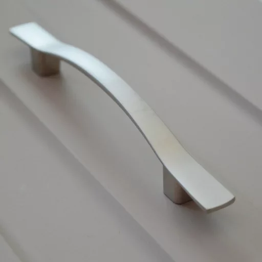 Möbelgriff aus Metall, Farbe Nickel satiniert, Bohrung 96 mm 