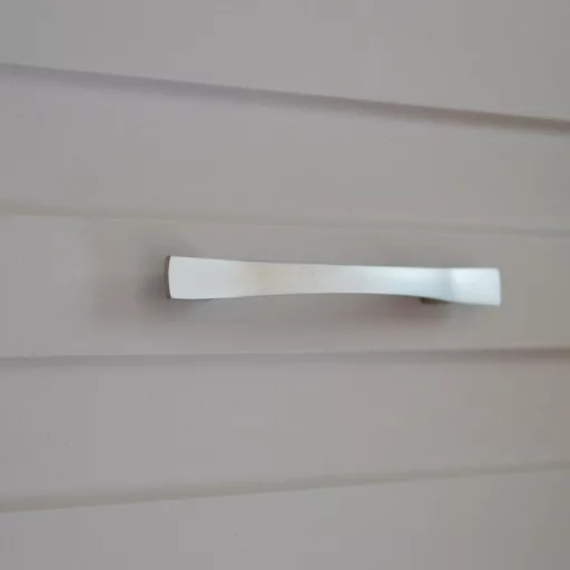 Möbelgriff aus Metall, Farbe Nickel satiniert, Bohrung 96 mm 