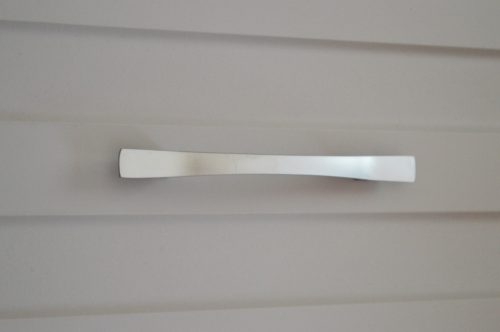 Fém bútorfogantyú, szatén nikkel színű, 96 mm furattávval