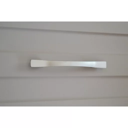 Möbelgriff aus Metall, Farbe Nickel satiniert, Bohrung 96 mm 