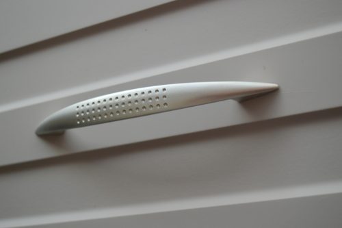 Fém bútorfogantyú, matt nikkel színű, 128 mm furattávval